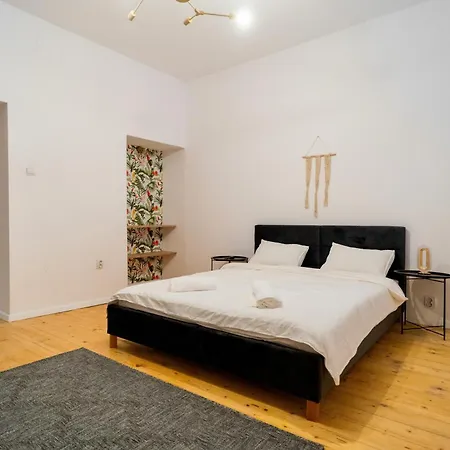 Xcentral 4-bedroom Near Old Town