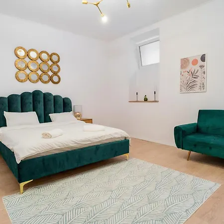 Apartmán Xcentral 4-bedroom Near Old Town