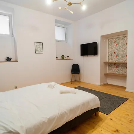 Xcentral 4-bedroom Near Old Town *