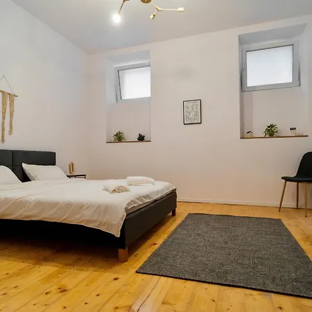 Xcentral 4-bedroom Near Old Town