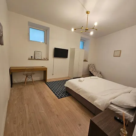 Xcentral 4-bedroom Near Old Town Apartment *